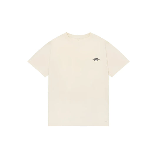 Creamfarbendes kurzärmeliges t-shirt mit kleinem schwarzem sticklogo auf der linken brust