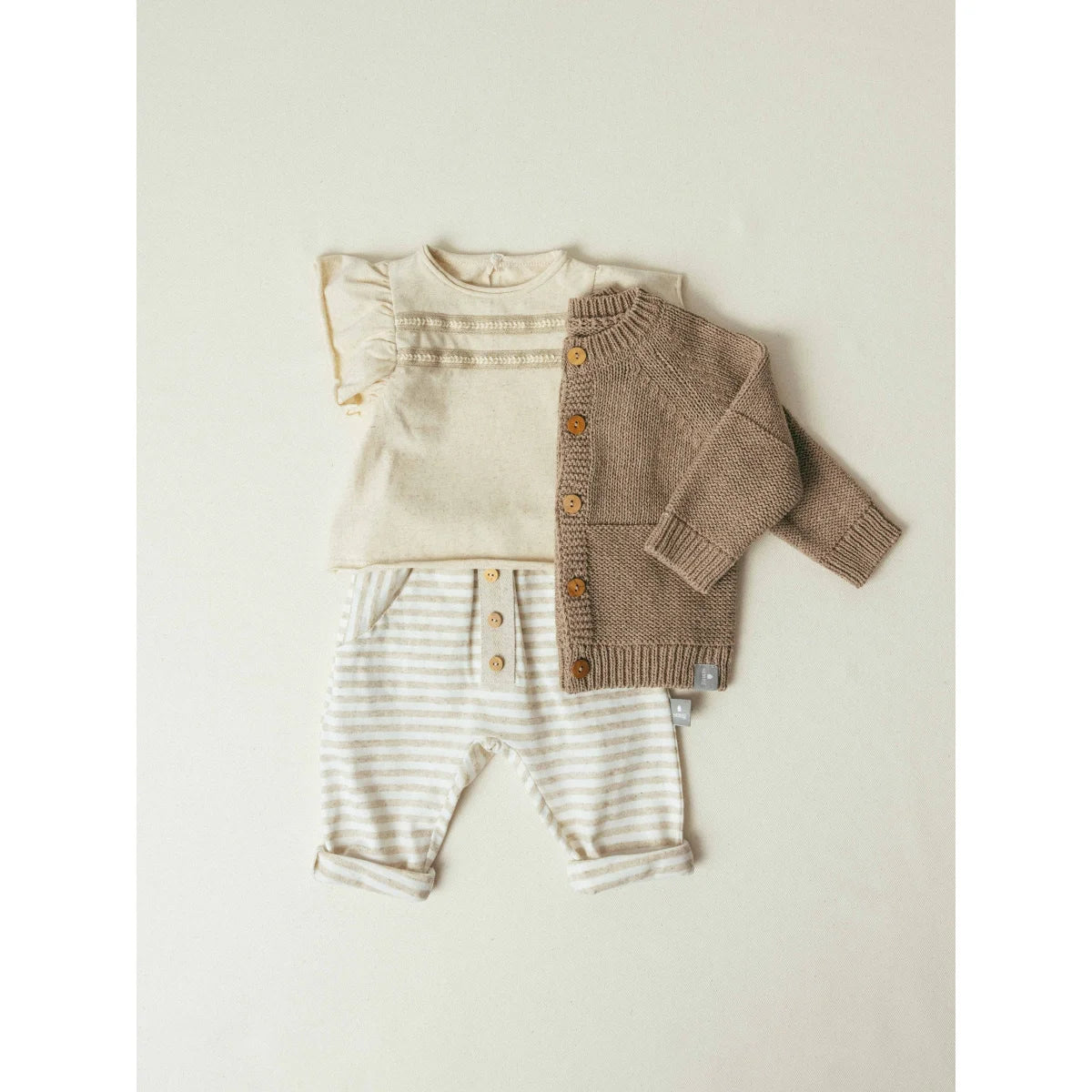 Beige Strickcardigan mit englischer Stickerei, Holzknöpfen und eleganter Note