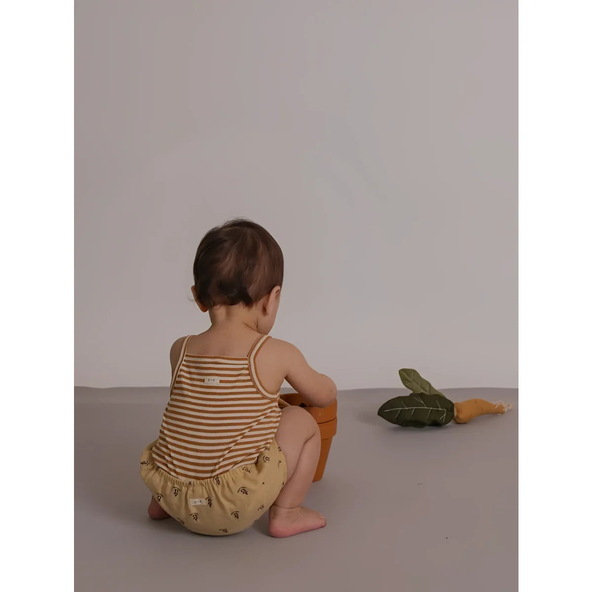 Baby in Tank Bodysuit Copper Stripes mit Bienen-Shorts