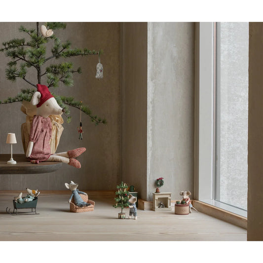 Tannenbaum Maus: Plüschmaus in rotem Santa-Hut und pinkem Kleid auf Holzregal mit Mini-Tanne