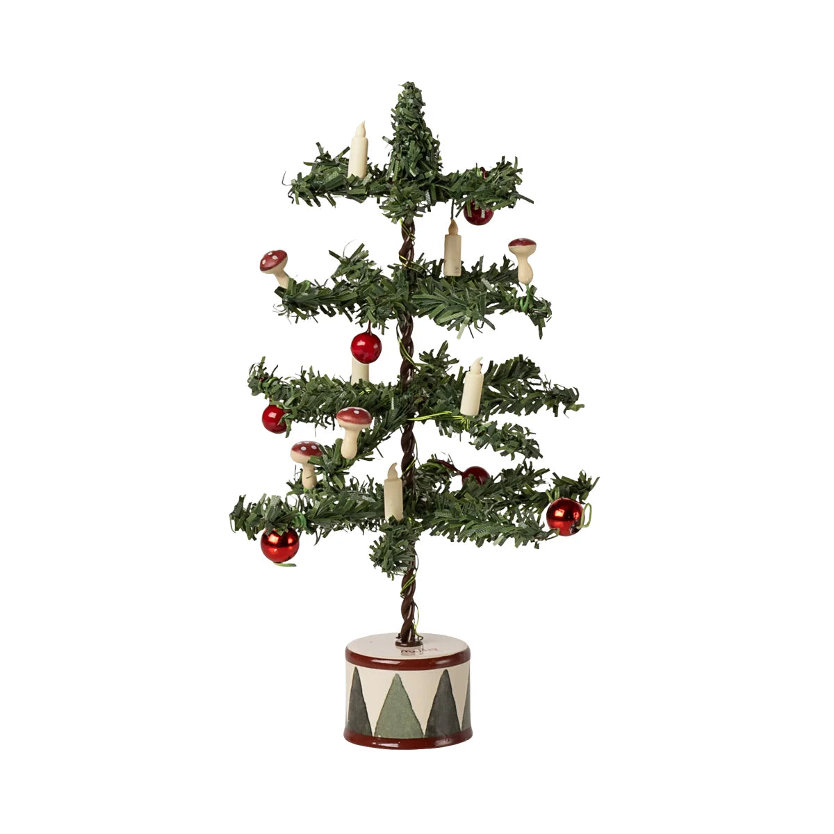 Kleiner Tannenbaum Maus mit roten Kugeln und Kerzen auf Trommelbasis