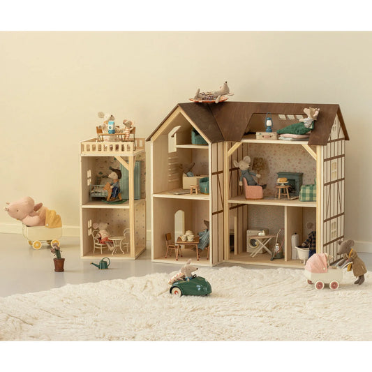 Detailliertes holz-puppenhaus mit braunem dach und möblierten zimmern als geschenk für neugeborene und ökologische kinderprodukte