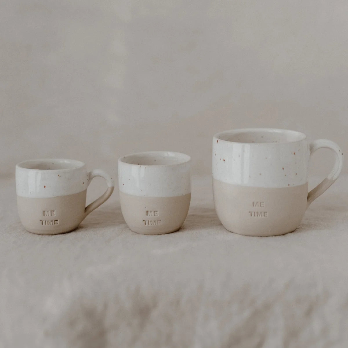 Drei Keramiktassen Me Time, 150ml, speckled white beige, Wort Zeit geprägt