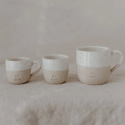 Drei Keramiktassen Me Time, 150ml, speckled white beige, Wort Zeit geprägt