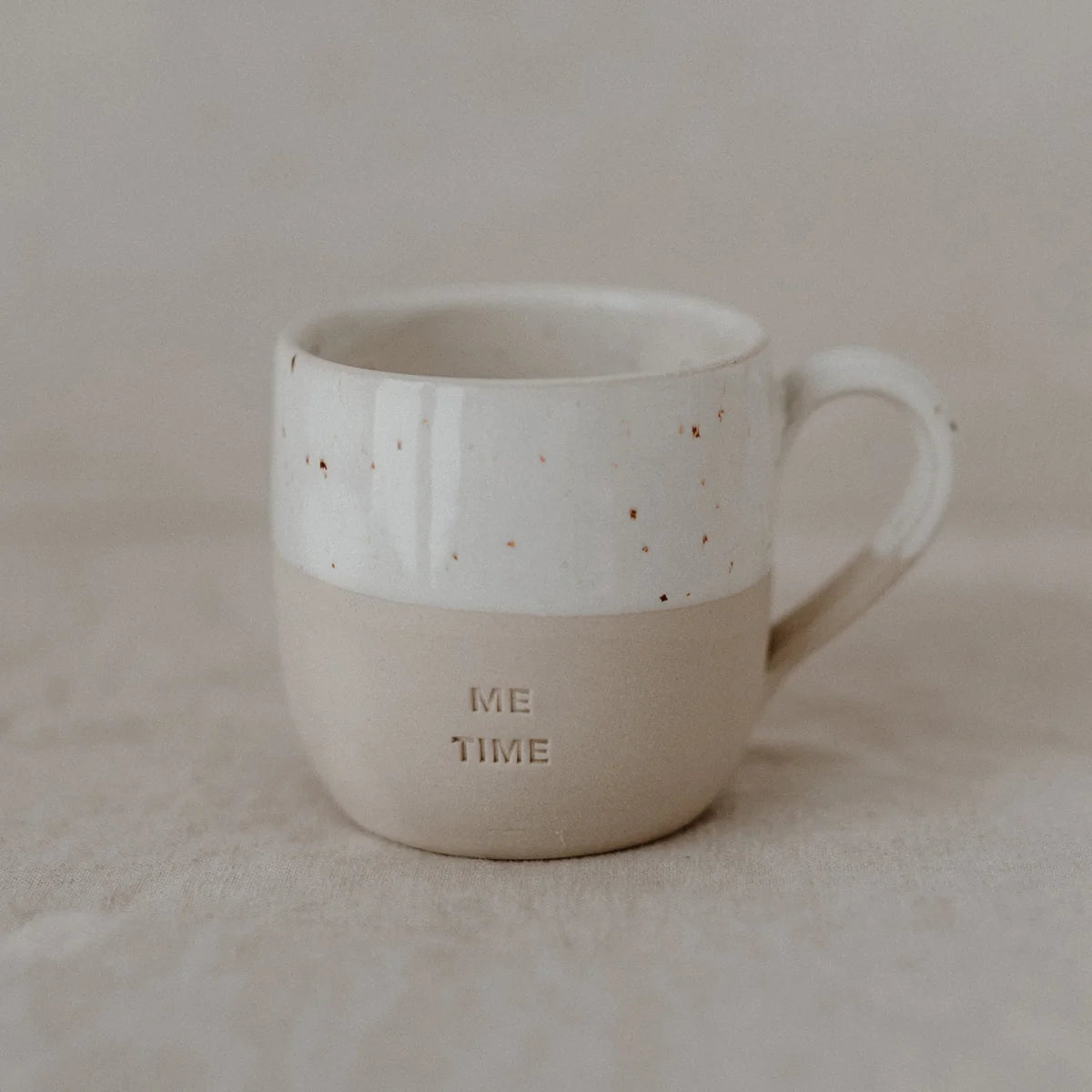 Weiße Keramiktasse Me Time 150ml mit Speckeln und Love-Design