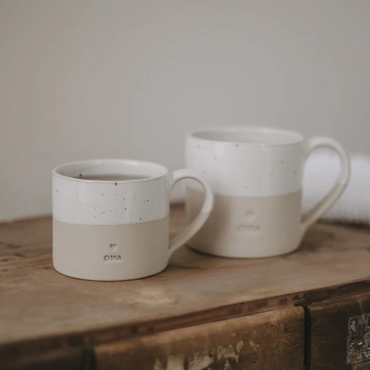 Zwei Tassen Oma 220ml mit zweifarbigem Design: gesprenkelter weißer Oberteil und glatter beiger Unterteil