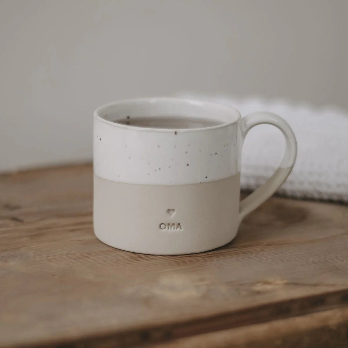 Tasse OMA mit Herz: weiße Keramik, 220ml, speckled Design