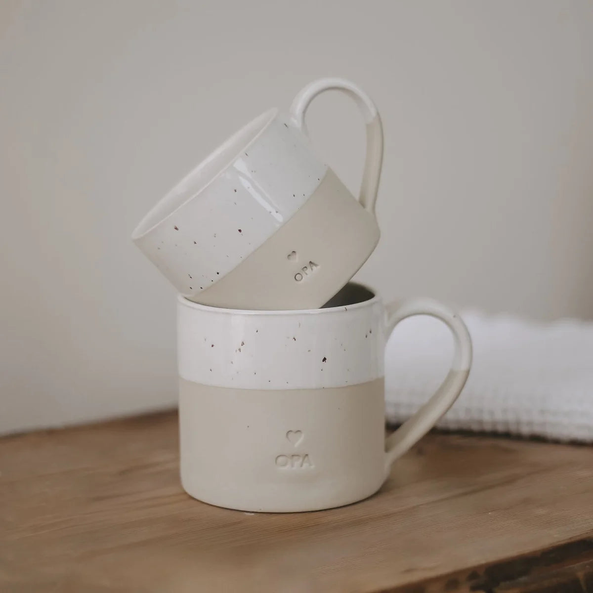 Zwei Keramiktassen Tasse OPA 220ml in speckligem Weiß-Beige-Glasur