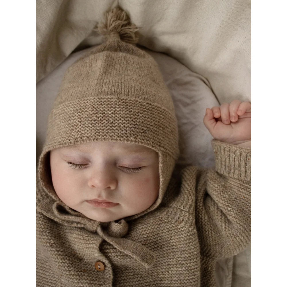 Schlafendes Baby in Oatmeal Tassel Wool Hat und passender Strickjacke