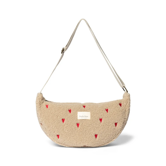 Beige Crescent-Shaped Schultertasche mit roten Herzmustern und weißem Tragegurt