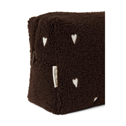 Detail des schokobraunen Teddyfleece mit Herzen