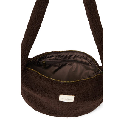 Teddy Mini Cross Body Bag Chocolate über der Schulter getragen