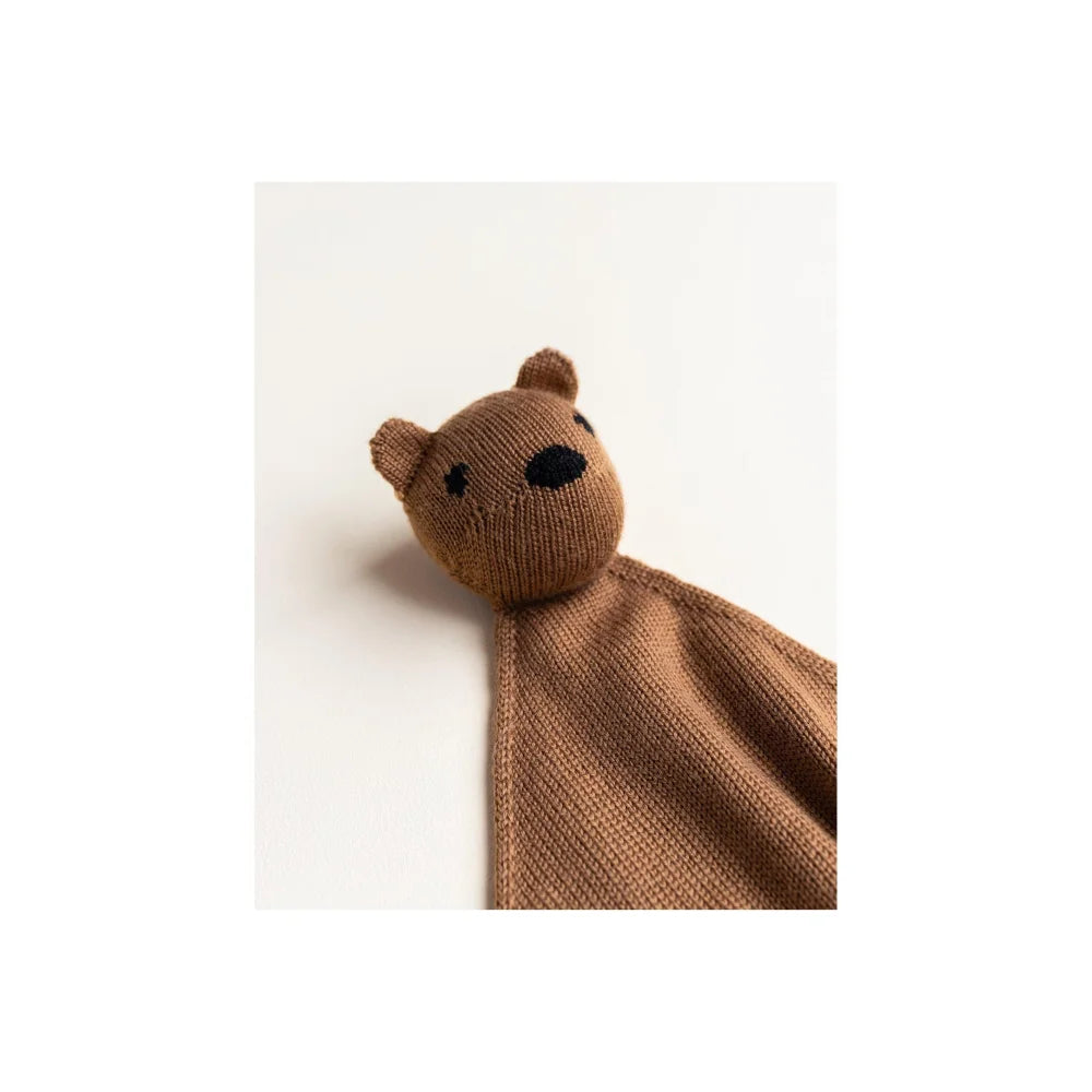 Brauner Strickbärkopf auf einem Stoffkörper des Produkts Teddy Tokki | Chocolate