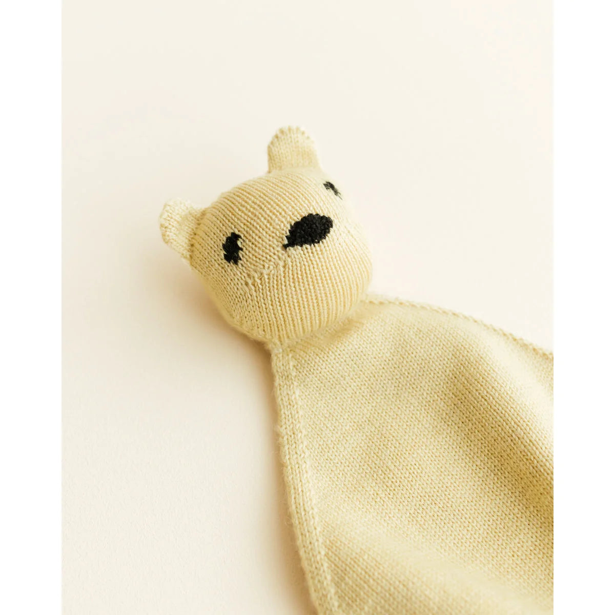 Teddy Tokki in Light Yellow mit gestrickten Ohren und Stickdetails