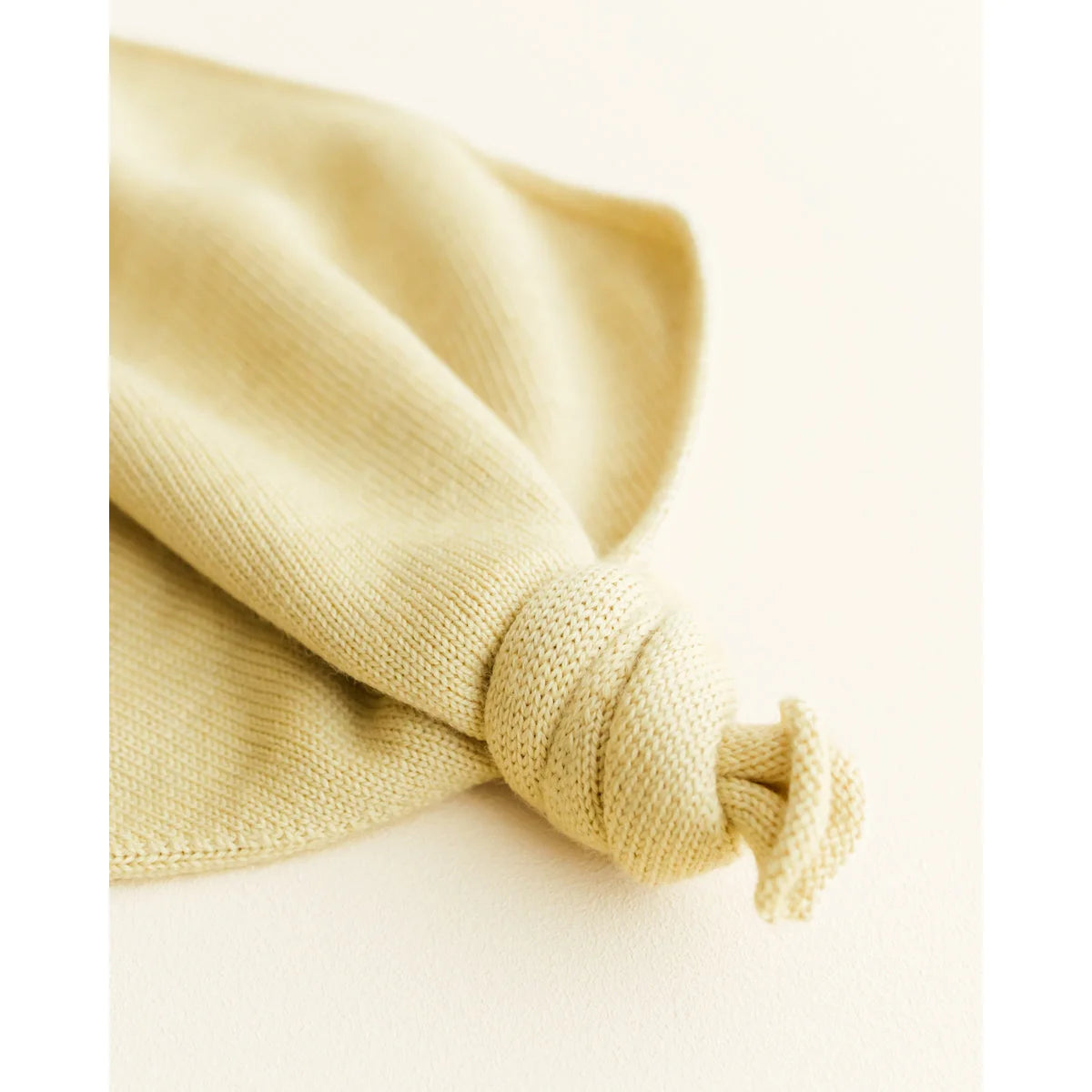 Detailansicht des hellgelben Merinostricks beim Teddy Tokki