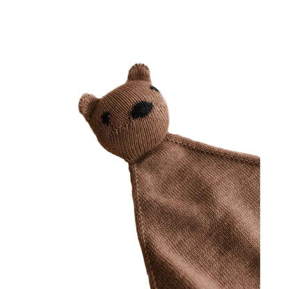 Brauner gestrickter Bären-Lovey mit Stickdetails für Teddy Tokki Mocha