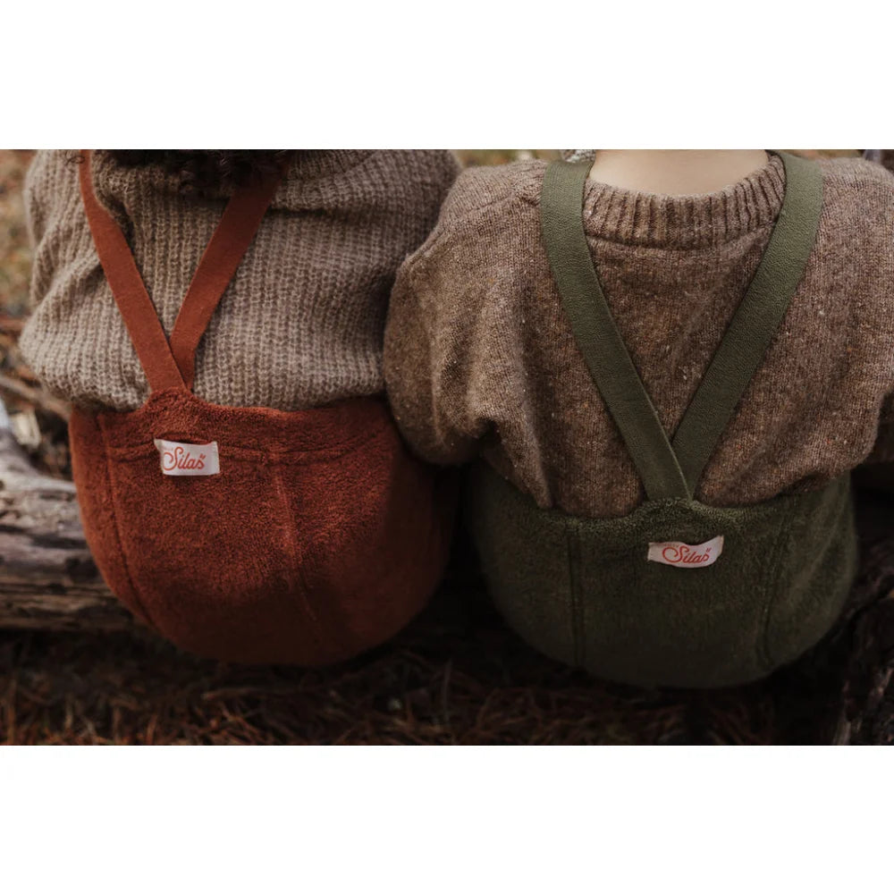 Zwei Corduroy-Overalls in Rost und Oliv über Strickpullovern für Teddy Warmy