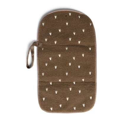 Braune Ofenhandschuh mit weißen Herzen auf Teddy Wickelunterlage Brown Hearts