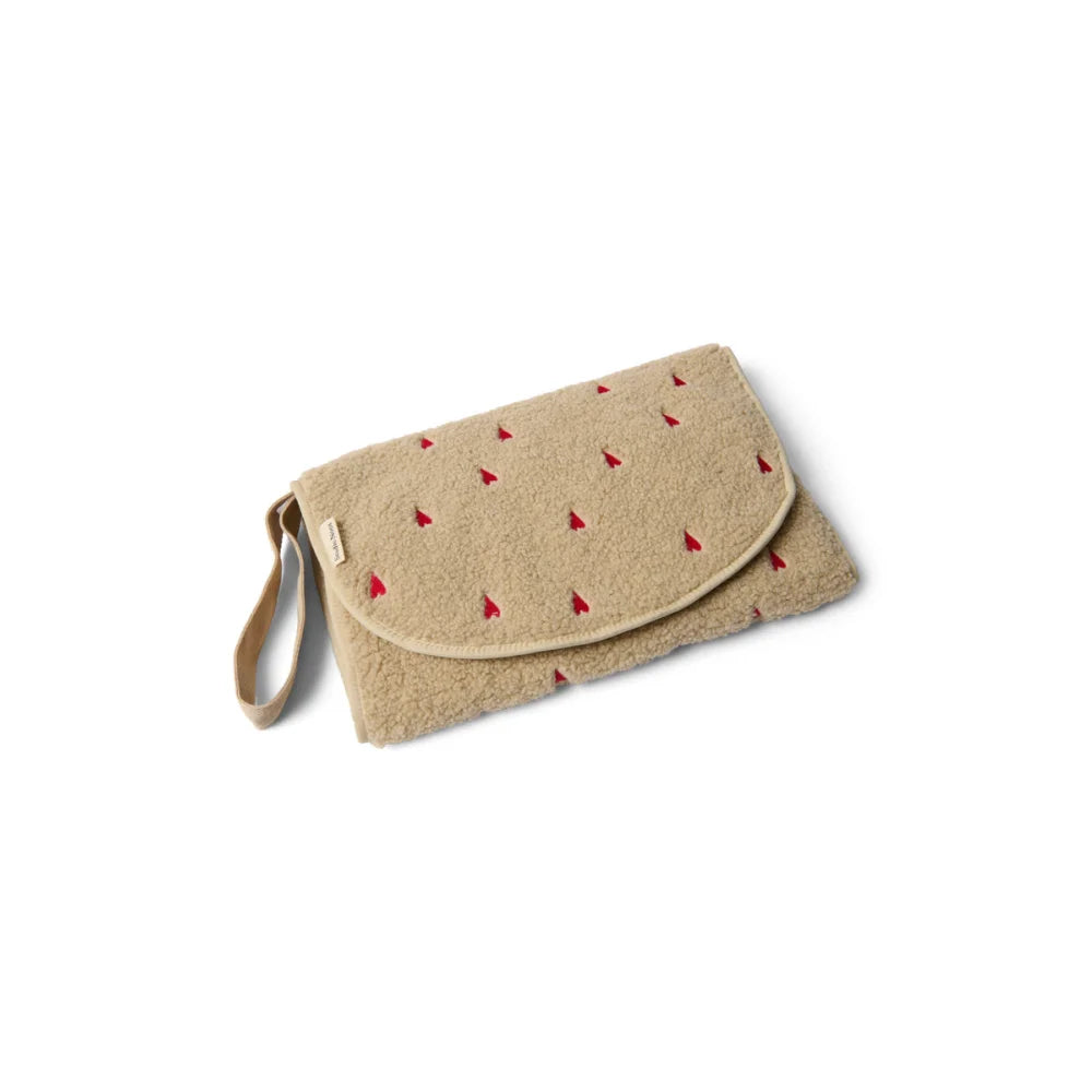 Beige Clutch mit roten Dreiecken, passend zur Teddy Wickelunterlage Ecru Hearts