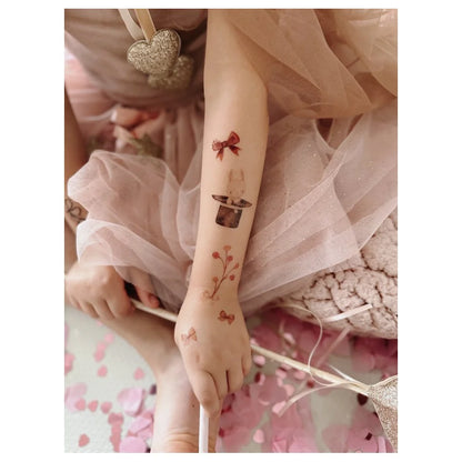 Rosa Spitzenkleid mit Herz- und Schleifendetails