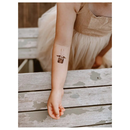 Schwarzer Hase mit Hut als temporäres Kindertattoo auf Arm