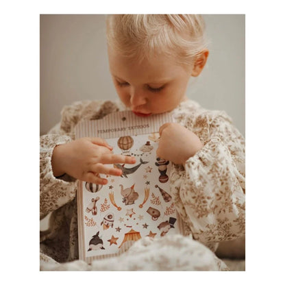 Weiße Schneeblume-Motiv-Bib mit festlichen Illustrationen und Rüschenkanten