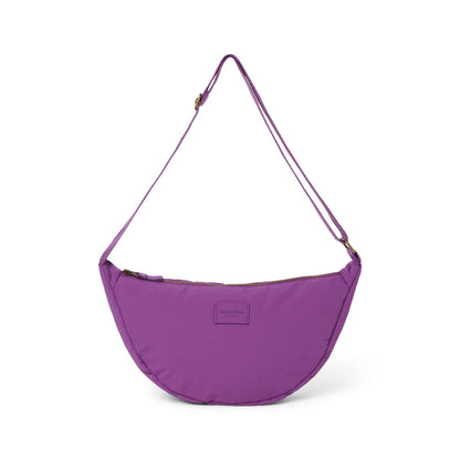 Lila nylon crossbody tasche mit geschwungenem design und passendem riemen aus texturiertem puffy material