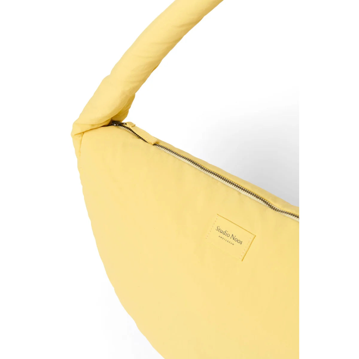 Texturierter puffy crossbody bag in buttergelb mit gepolstertem griff und weichem, gesteppte material