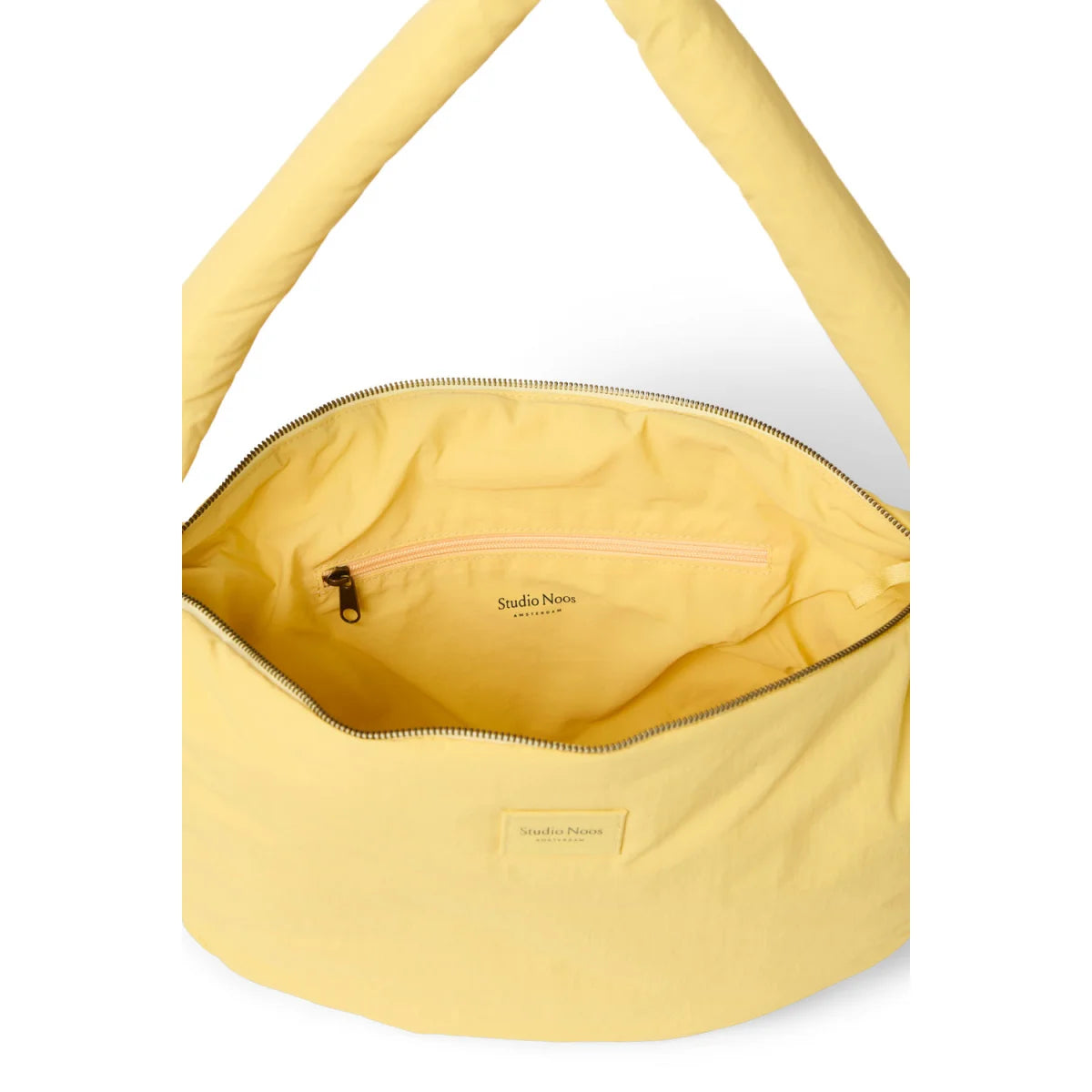 Weich gepolsterte buttergelbe crossbody-tasche aus studio noos mit gesteppter textur und reißverschluss innen