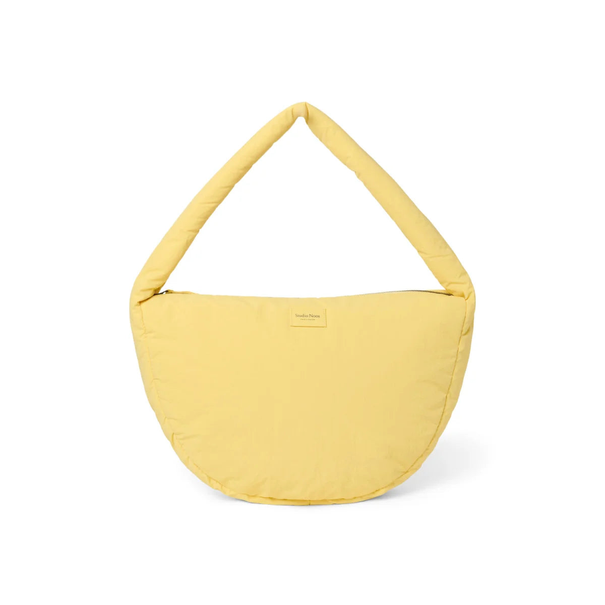 Texturierter gepolsterter schultertasche in buttergelb mit weichem, breitem gepolstertem griff und minimalistischem label vorne