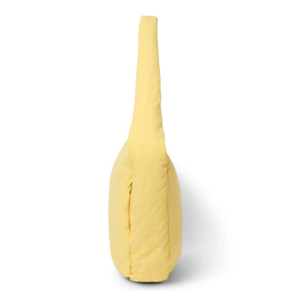 A weiche, buttergelbe gesteppte Schultertasche mit minimalistischem, schlichtem Design