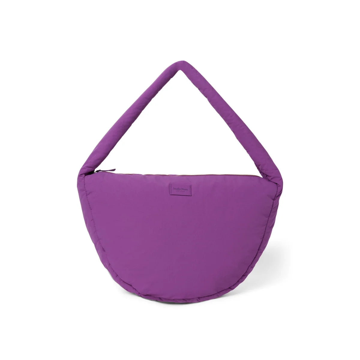 Textured gepolsterte crossbody tasche in lila mit weichem, wattiertem design und breitem, passendem riemen