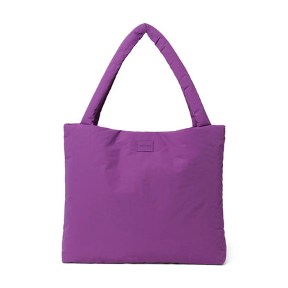 Textured puffy mom bag lila gesteppt mit gepolsterten griffen und kleinem markenlabel auf der vorderseite