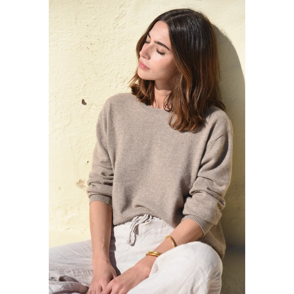 Frau in hellbraunem Crewneck und weißen Jogginghosen für The Cashmere Cove Crew Neck Rye