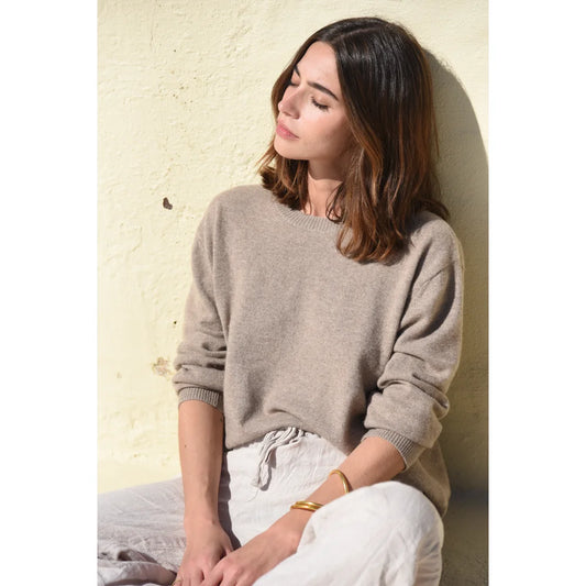 Frau in hellbraunem Crewneck und weißen Jogginghosen für The Cashmere Cove Crew Neck Rye