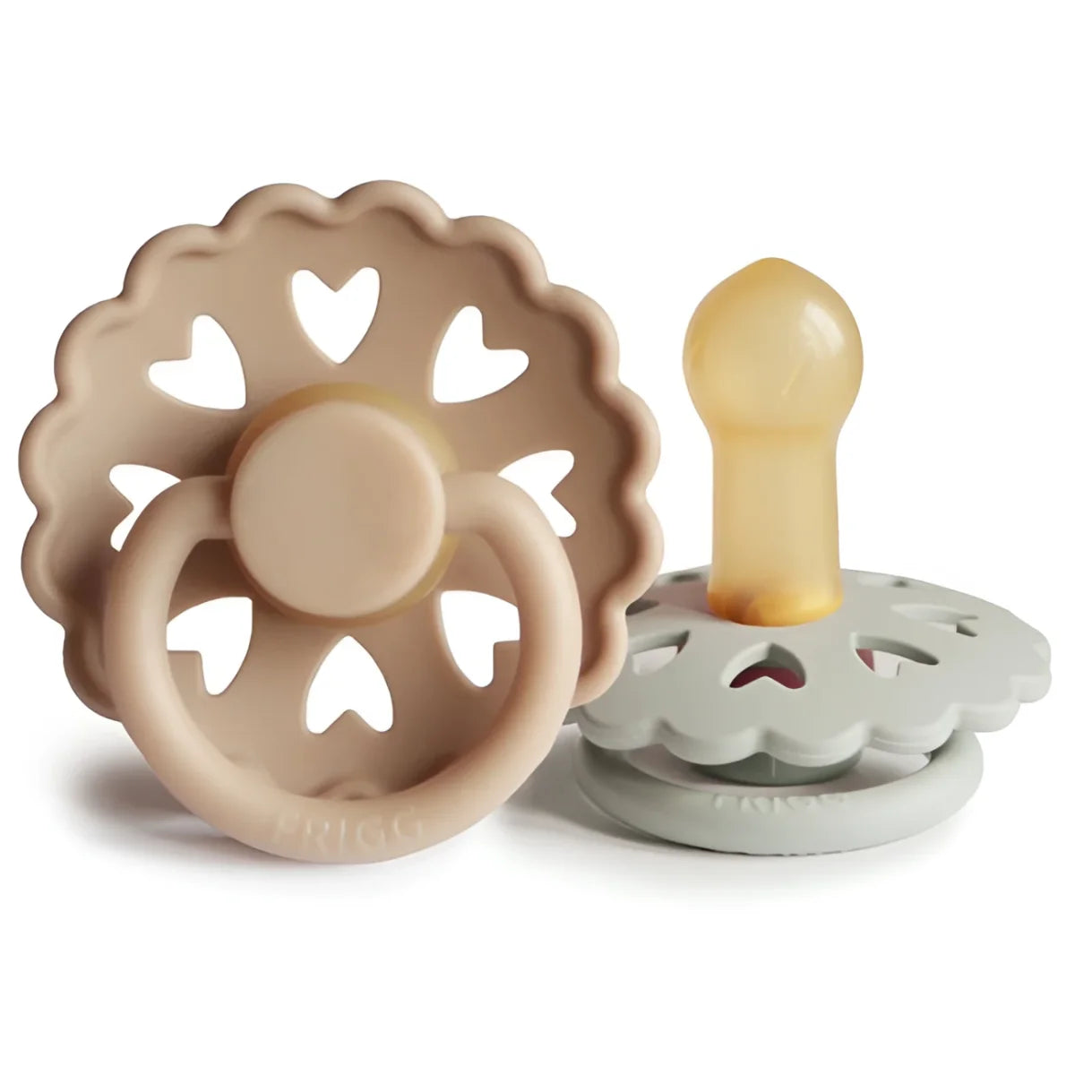 Beige und hellgraue silikon-schnuller mit herzförmigen ausschnitten aus der emperors new clothes clumsy hans latex 2er-pack für nachhaltige babykleidung schweiz