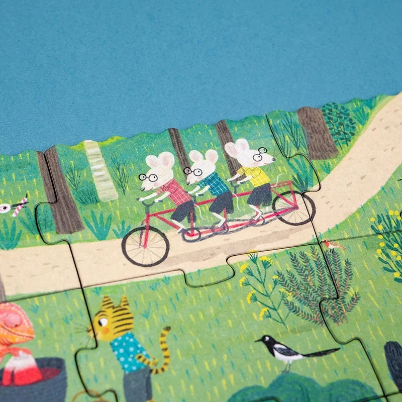 Drei cartoonmäuse auf rotem Tandemrad im grünen Wald, Geburtstagsrätsel