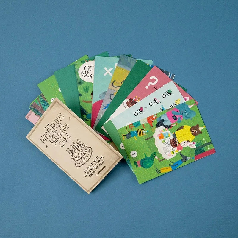 Beige Kartonbox mit Etikett Die rätselhafte Sache des Geburtstagskuchens und Zeichnung