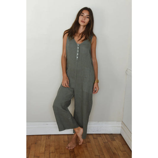 The poppy jumpsuit fern ist ein ärmelloser, olivgrüner leinenjumpsuit mit knopfverschluss und weitem bein, ideal für ökologische baby- & kinderprodukte
