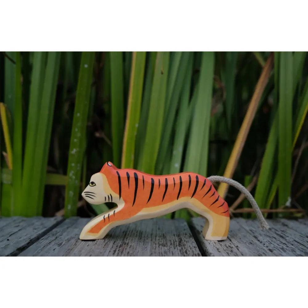Holz Tiger Spielzeug mit orange und schwarzen Streifen und grauem Schwanz