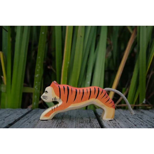 Holz Tiger Spielzeug mit orange und schwarzen Streifen und grauem Schwanz