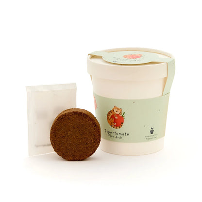Ein nachhaltig gestalteter tigertomate becher in weiß und hellgrün mit tigermotiv und kokosfasersamenstarter als ökologische geschenke für neugeborene