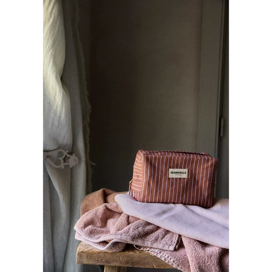 Toiletten bag lilas stripes aus rosaweiß gestreiftem, weichem stoff mit minimalistischem gabrielle paris label, ideal als geschenk für neugeborene