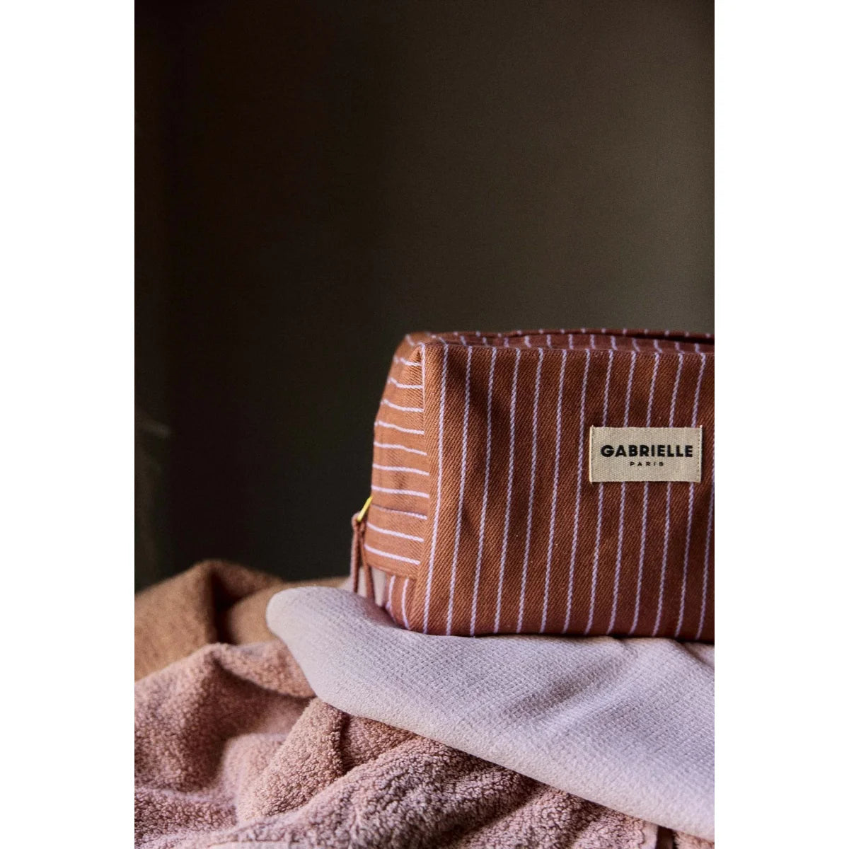Toilet bag lilas stripes braun weiße gestreifte canvas kosmetiktasche mit beige label gabrielle paris ideal für ökologische baby- & kinderprodukte