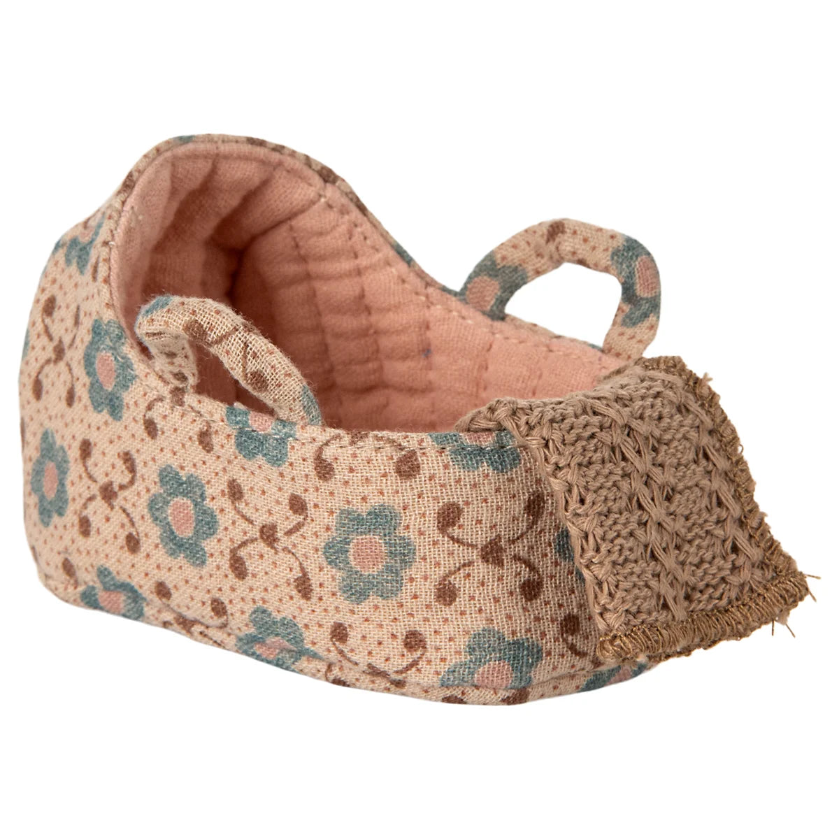 Zarte beige Babyschuhe mit Blumenmuster, braunem Strickbogen und rosa Futter aus Tragetasche Babymaus Rose