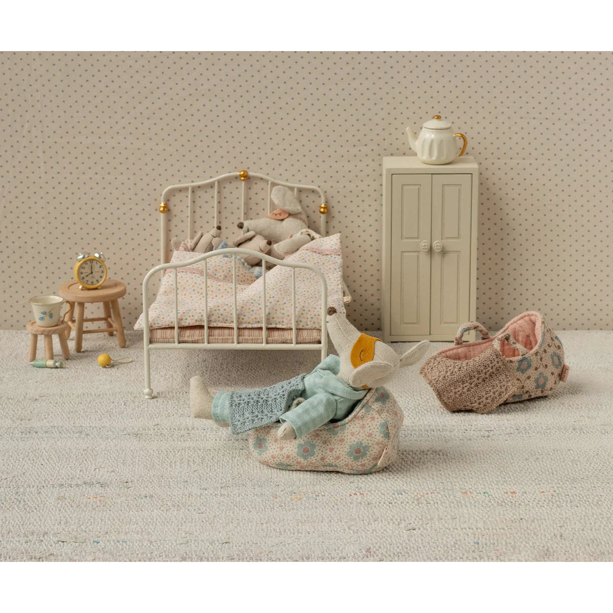 Tragetasche Babymaus Rose: weiche Babykutsche mit pinkem Innenraum und floralem Stoff