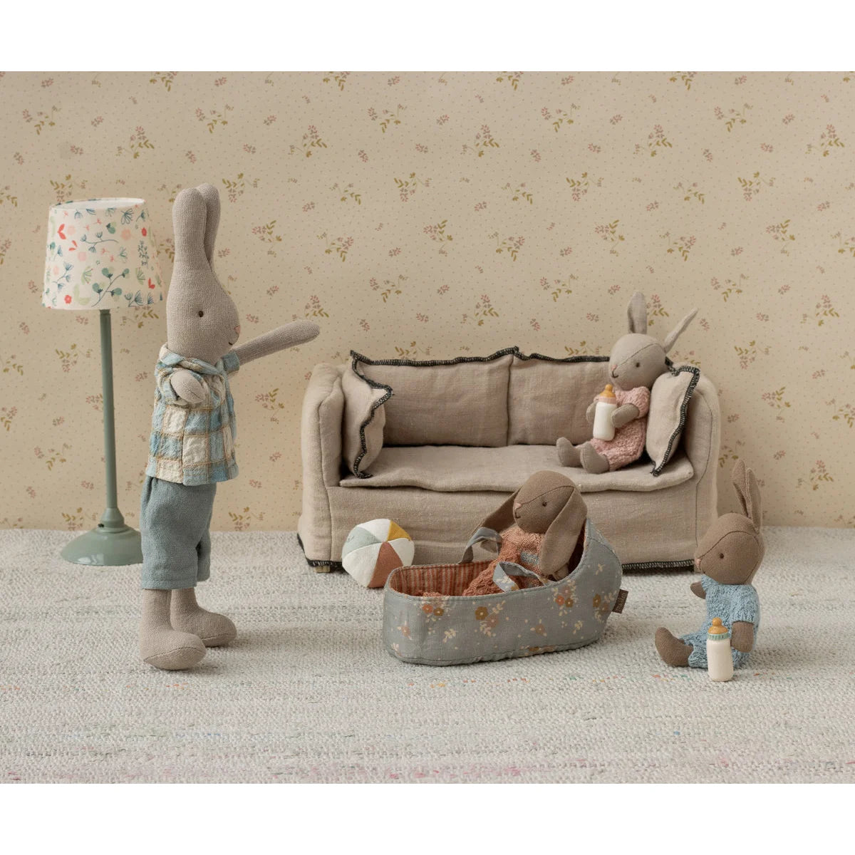 Tragetasche Mikro: weiche graue Babytrage mit Blumenmuster und braunem Innenfutter