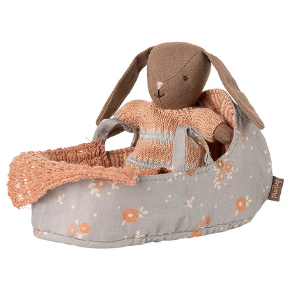 Weiches braunes Stoffkaninchen in Pfirsich-Grau-Gestreiftem Pullover in blauem Blumenkorb