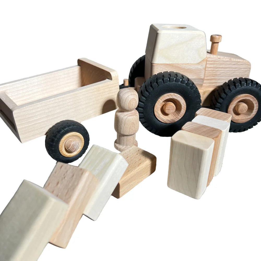 Holz-Traktor Bernd mit schwarzen Reifen, einfaches Design für Kinder