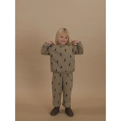 Kindermode Olivgrünes Zweiteiler-Loungewear mit schwarzen Halbmond-Motiven